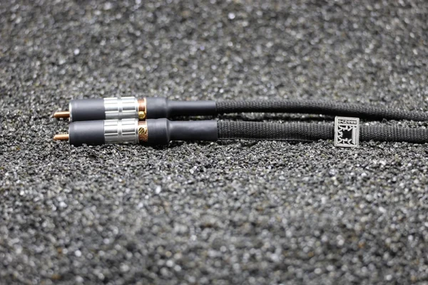 Câble audio Bangee sur mesure RCA noir tressé avec connecteurs cuivre massif, fond gris
