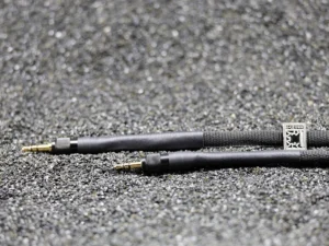 Custom-made Bangee audio cable 3.5 mm jack, black braided with gold-plated connectors, grey background