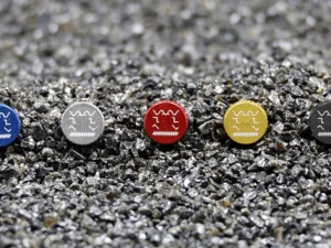Vis Eurorack colorées avec logo Bangee alignées sur une surface grise texturée.