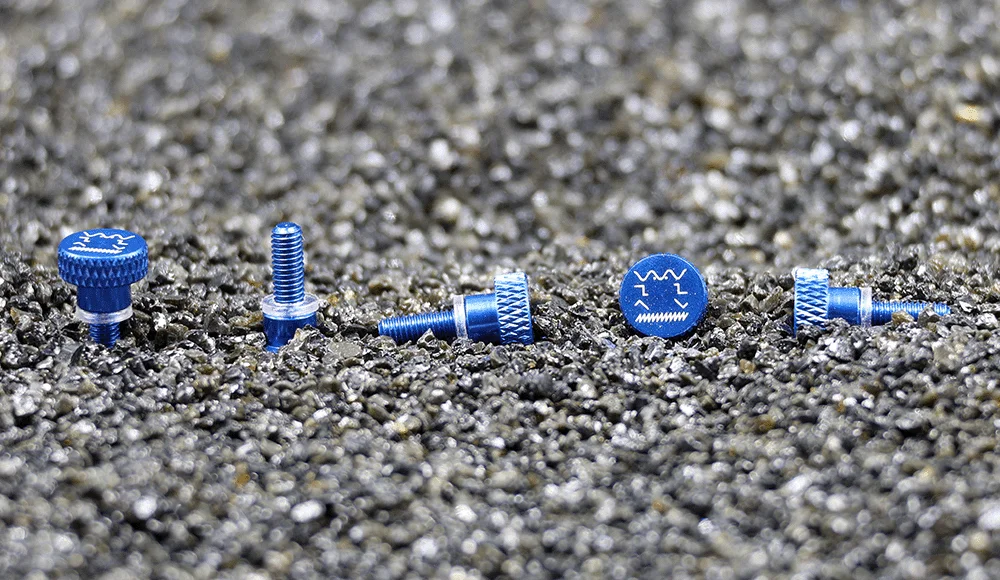 Vis bleues pour synthétiseurs Eurorack avec logo Bangee montrant chaque profil sur fond gris.