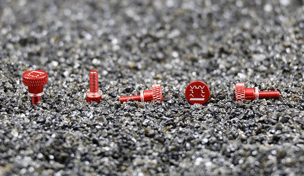 Vis rouges pour synthétiseurs Eurorack avec logo Bangee montrant chaque profil sur fond gris.