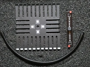 Support de câbles de patch Eurorack noir, col de cygne et panneau 2 hp noir avec vis rouges Eurorack, logo Bangee, fond gris